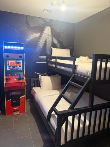Una cama o camas en una habitación de Capsule Super Heroes - Playstation 5 Burj Khalifa View - Near Downtown Dubai