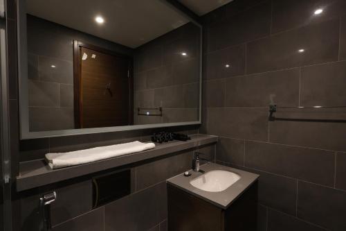 Un baño de Capsule Super Heroes - Playstation 5 Burj Khalifa View - Near Downtown Dubai