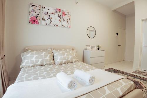 Ένα ή περισσότερα κρεβάτια σε δωμάτιο στο THE Nadraa GUESTHOUSE KLIA