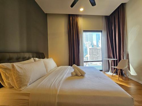 une chambre avec un grand lit avec une grande fenêtre dans l'établissement City Vibe Oasis St Mary Pavilion KLCC 3Bed6pax, à Kuala Lumpur