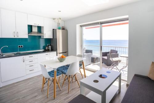 cocina y comedor con vistas al océano en Front line beach location with stunning ocean view, en Ifach