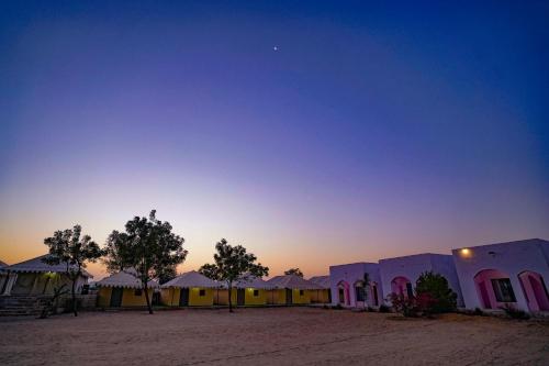 Východ nebo západ slunce při pohledu z luxury tent nebo okolí