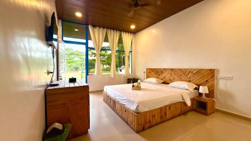 カルジャットにあるCampKayak By Nestallaの大きなベッドと大きな窓のある寝室