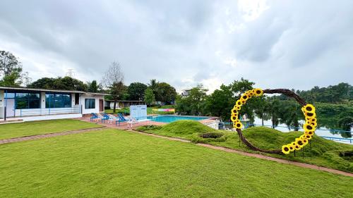 カルジャットにあるCampKayak By Nestallaの庭にある蛇の彫刻