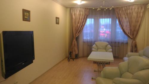 モスクワにあるKakhovka 18/1 Apartmentのリビングルーム(薄型テレビ、椅子付)