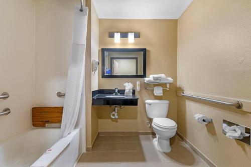 Koupelna v ubytování Comfort Inn & Suites Kansas City - Northeast