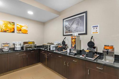 Кухня или мини-кухня в Comfort Inn & Suites Kansas City - Northeast
