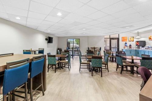 En restaurant eller et andet spisested på Comfort Suites Gothenburg South