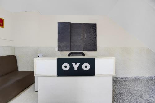ein Tisch mit einem Ovo-Schild darauf in einem Wohnzimmer in der Unterkunft Hotel O N Nature Green in Noida