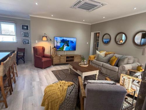 a living room with a couch and a tv at 20 At Jeanette in Ludwigsdorf