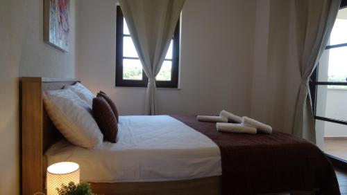 Ένα ή περισσότερα κρεβάτια σε δωμάτιο στο Villa Cecilia - 4 bedrooms, 4 bathrooms, heated inside pool, gym