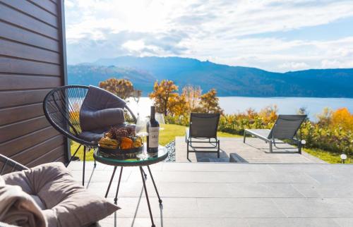 een tafel met een bord eten en een fles wijn bij Azimuth in Buhalniţa