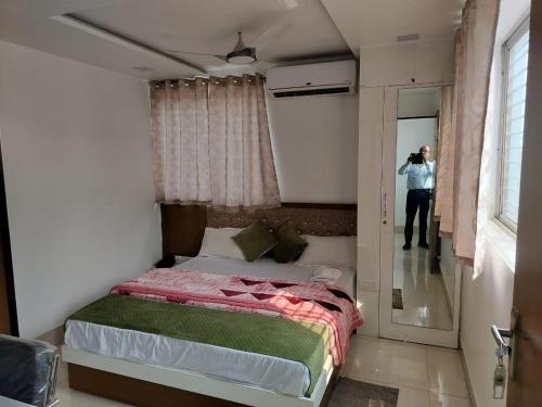 uma pessoa a tirar uma foto de uma cama num quarto em Hotel Vista Haven em Patna