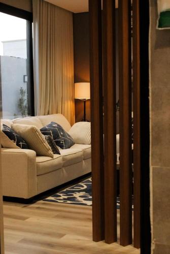 Et opholdsområde på شقة أرضية مدخل خاص غرفتين نوم وصالة