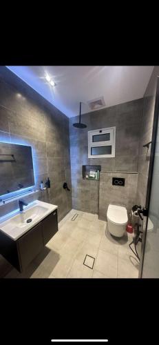Et badeværelse på شقة أرضية مدخل خاص غرفتين نوم وصالة