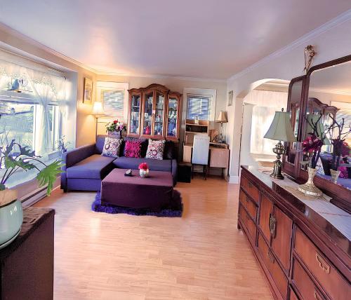 a living room with a couch and a table at Central Queen Anne Home, Walking Score 96 in Seattle