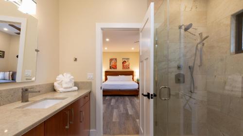 Koupelna v ubytování ISLAND SEABATICAL Restful 3BR Ainamalu Home with Private Pool