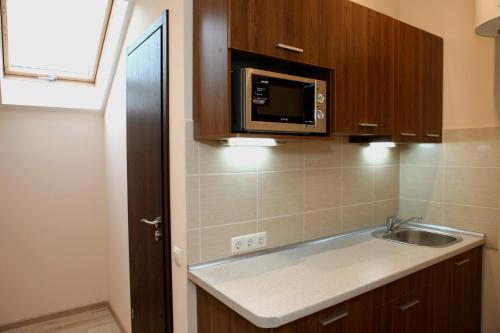 Kuchyň nebo kuchyňský kout v ubytování Sky Hotel