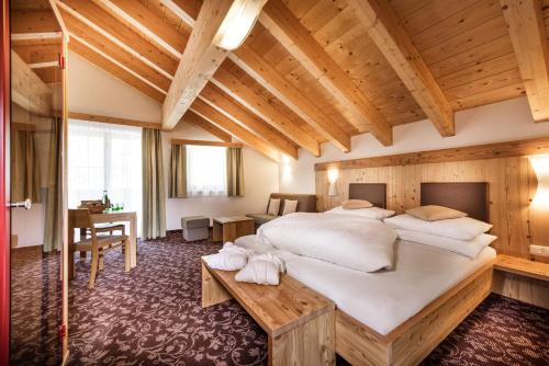 ラディスにあるHotel Puintの木製の天井が特徴のベッドルーム1室(大型ベッド1台付)