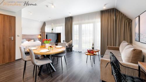 ソスノフカにあるWonder Hill - klimatyzowane apartamenty z bajkowym widokiem na góry i zalewのリビングルーム、ダイニングルーム(テーブル、ソファ付)