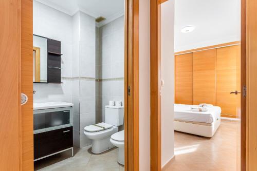 a bathroom with a toilet and a sink at Viviaro Llibertat in Puerto de Sagunto
