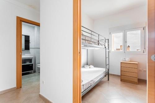 a bedroom with a bunk bed and a mirror at Viviaro Llibertat in Puerto de Sagunto
