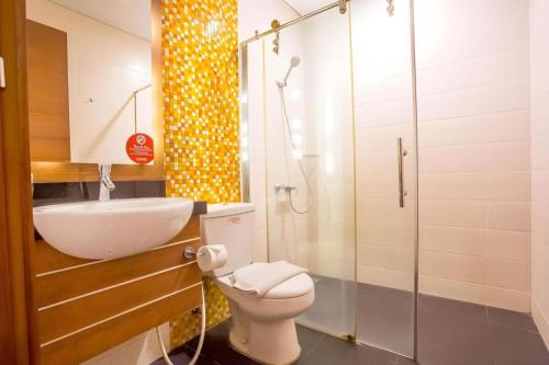 Phòng tắm tại Life Hotel Sudirman Surabaya