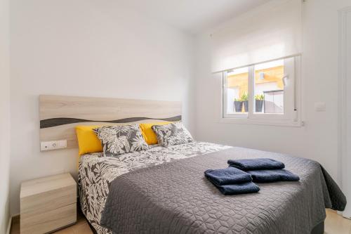 Un dormitorio con una cama con toallas azules. en Martina, en Puerto Marino