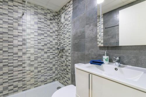 Un baño con lavabo y ducha en Martina, en Puerto Marino