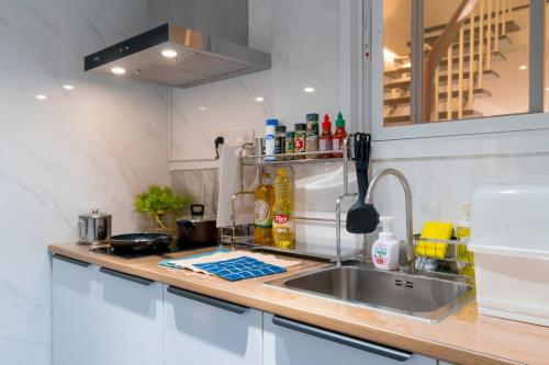 une cuisine avec un évier et un plan de travail dans l'établissement Minimal House Maximum Happiness, à Thung Maha Mek