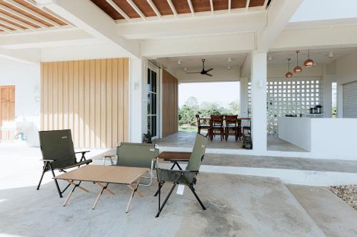 a living room with a table and chairs at บ้านเลม่อนริเวอร์ไซด์ in Nan