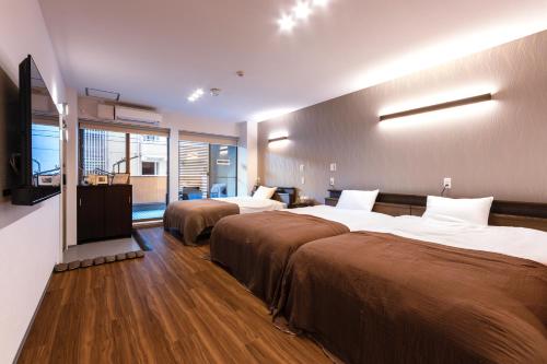 En eller flere senge i et værelse på 淡ビル