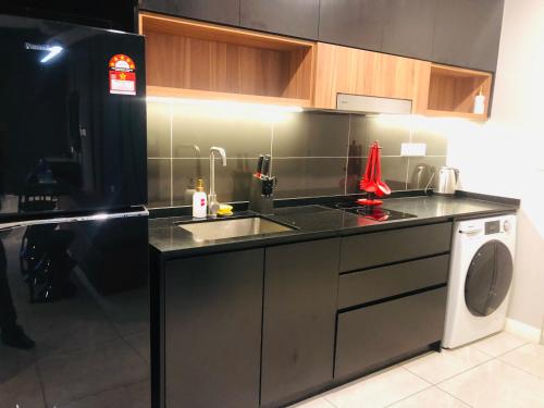 eine Küche mit Spüle und Waschmaschine in der Unterkunft Axon Residence Popular Suite Kl in Kuala Lumpur