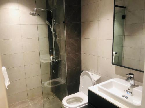 ein Badezimmer mit Dusche, Toilette und Waschbecken in der Unterkunft Axon Residence Popular Suite Kl in Kuala Lumpur