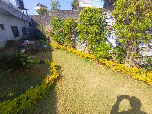 Κήπος έξω από το Hotel Aaram