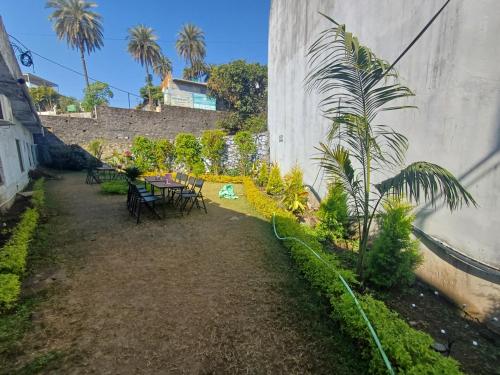 Κήπος έξω από το Hotel Aaram