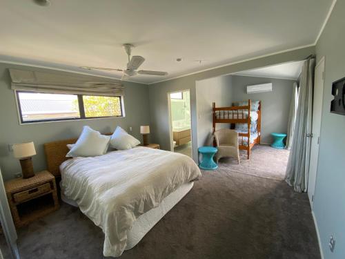 une chambre avec un lit et une fenêtre dans l'établissement Reliance Classic Escape, à Omaha