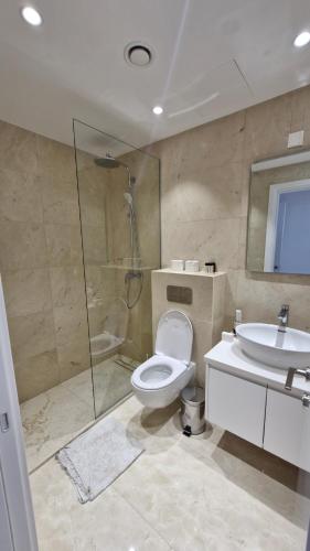 Et badeværelse på Brand new star apartment