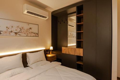 a bedroom with a bed and a book shelf at شقة فندقية جميلة و مخصصة للايجار لشخصين في بوشر - مسقط - القرم in Jāl