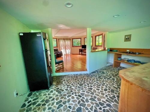 uma cozinha e sala de estar com uma porta preta em Dome #1 em Rivas