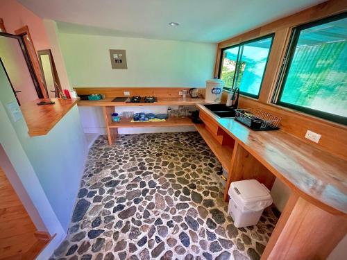 um escritório em casa com uma mesa e uma janela em Dome #1 em Rivas