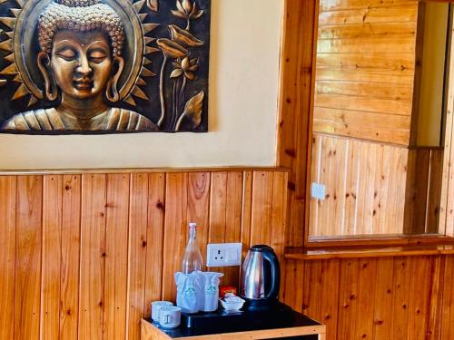 una gran pintura de un buddha en una pared en Hotel CCR ! Ravangla, en Ravangla