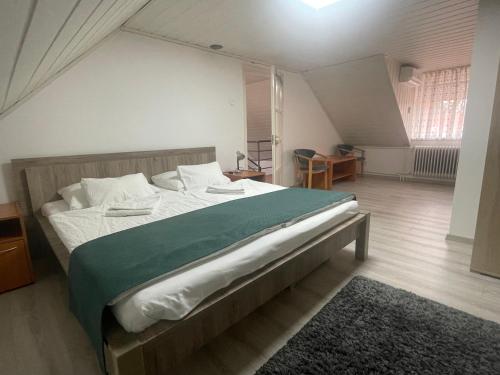 Postel nebo postele na pokoji v ubytování Silent Apartmanház Harkány