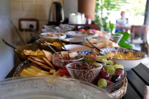 een tafel met een heleboel verschillende soorten voedsel bij Birds of Paradise Surf and Yoga Boutique & Retreat in Weligama