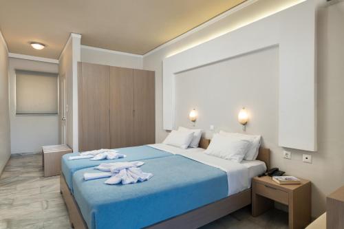 アギア・マリーナ・ネア・キドニアスにあるHotel Haris on the beachのタオルが敷かれたベッドのあるホテルの部屋