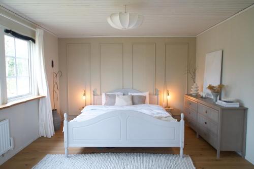 Postel nebo postele na pokoji v ubytování Cozy Swedish house by lake