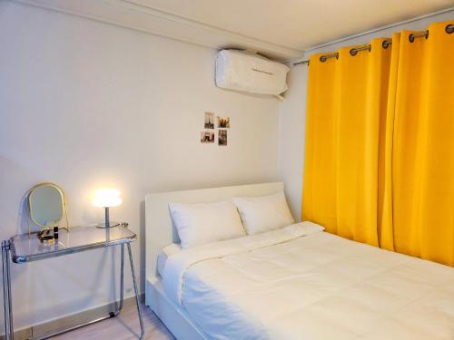 Postel nebo postele na pokoji v ubytování Stay Yeon