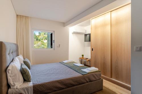 ein Schlafzimmer mit einem Bett und einer Schiebetür in der Unterkunft Serração House - Gerês in Rio Caldo