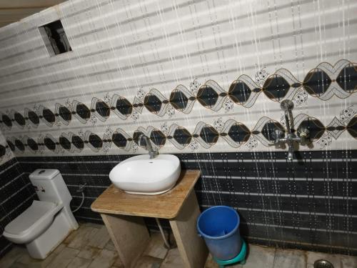 une salle de bain avec un lavabo et des toilettes dans l'établissement Desert Surprise Resort, à Jaisalmer