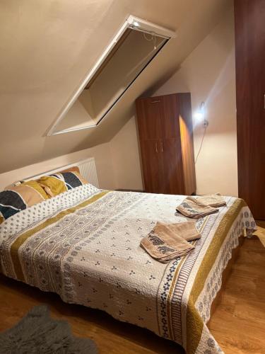 Ένα ή περισσότερα κρεβάτια σε δωμάτιο στο Kátay Apartman